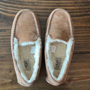 Women’s Brand new, never worn chestnut brown UGG moccasin. Excellent condition.